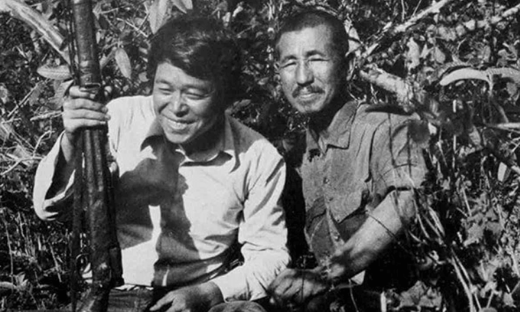 Suzuki (po lewej) i Hiroo Onoda, w lutym 1974 na wyspie Lubang. Zdjęcie miało być dowodem na to, że Onoda żyje. // fot. wikipedia
