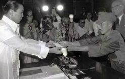 11 marca 1974 roku. Hiroo Onoda (z prawej) składa kapitulację i oddaje miecz w ręce prezydenta Filipin Ferdinanda Marcosa. // fot. wikipedia, domena publiczna.