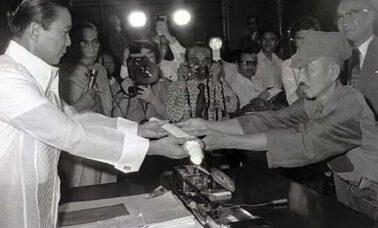 11 marca 1974 roku. Hiroo Onoda (z prawej) składa kapitulację i oddaje miecz w ręce prezydenta Filipin Ferdinanda Marcosa. // fot. wikipedia, domena publiczna.