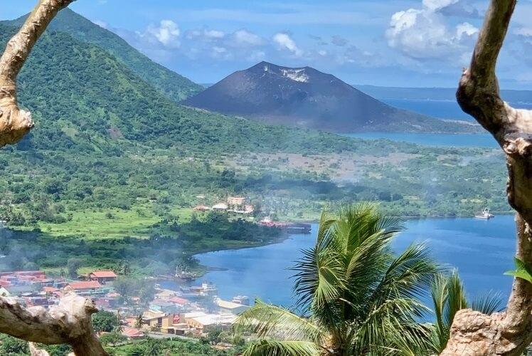 Wulkan Rabaul, to duży wulkan na krańcu Półwyspu Gazelle 